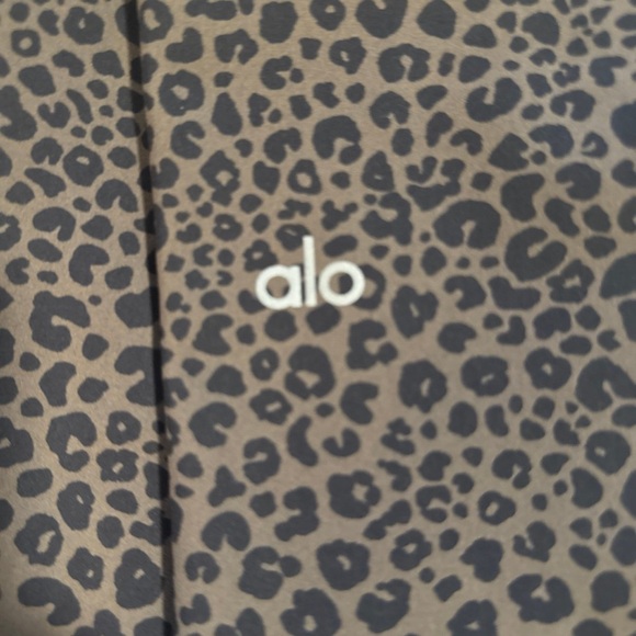 Alo is Leggings - Picture 3 of 4